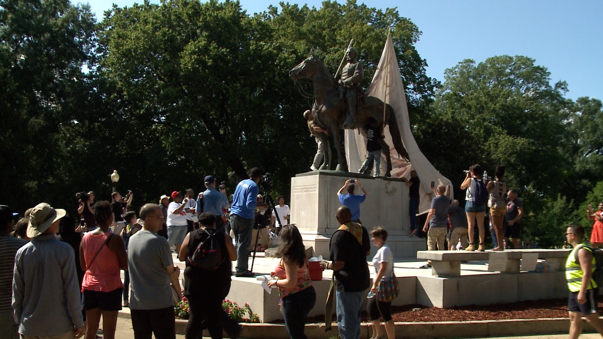 Protesters attempt to cover Confederate monument