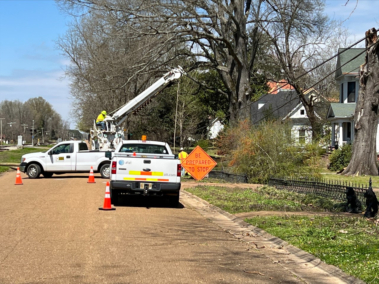 Crews remove trees from Como, MS