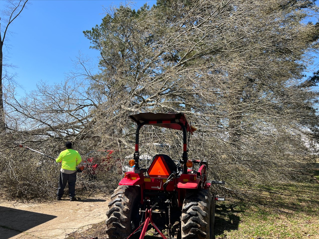 Crews remove fallen trees from Como, MS