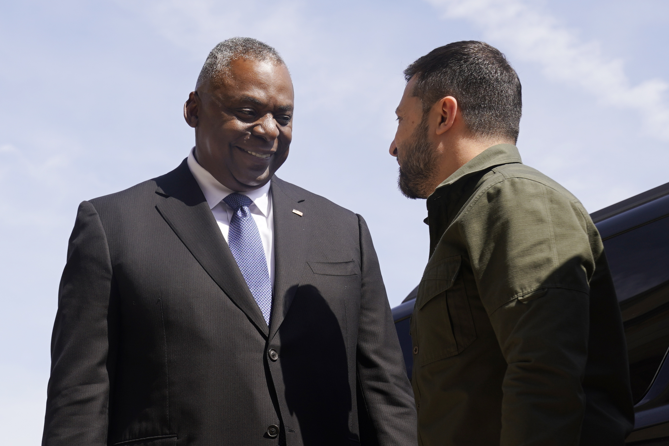 Secretary of Defense Lloyd Austin greets Ukrainian President Volodymyr Zelenskyy during a welcome ceremony at the Pentagon, Thursday, Sept. 21, 2023, in Washington. (AP Photo/Andrew Harnik)